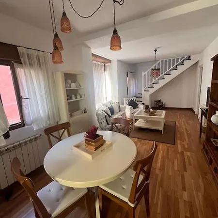 Duplex Buhardilla Con Garaje En El Centro Comillas